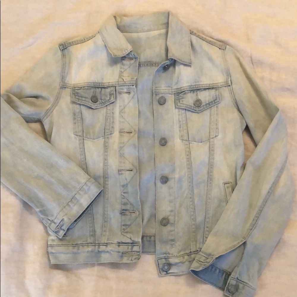 Light wash jean jacket. Gap. Size: Small